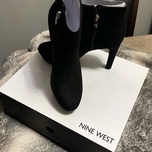 Nine West Glowup Suede platform boots. NWT. Sz 7. Black